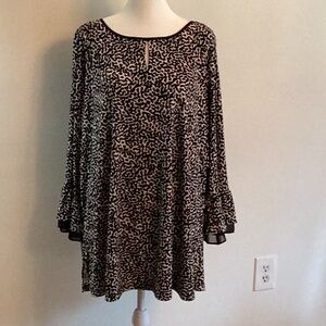 Susan Graver women’s top, size 2X, black and white pattern.